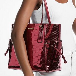 MICHAEL KORS Voyager Lg Metallic Logo Debossed EW Shoulder Tote Bag
Cherry
NWT